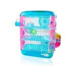 Jaula de tres plantas, para roedores, hecho de plástico resistente Incluye rueda giratoria, comedero y bebedero, piso, tobogan de tubos y terraza exterior. Medidas: 40 x 26 x 53 cm Disponible en color naranja, azul y rosa ¡Nota! El fabricante nos proporciona este producto en colores aleatorios. Nos resulta imposible proporcionarle el producto en un color en particular. Al confirmar tu compra, recibirás uno de los colores mencionados en función de la disponibilidad. Muchas gracias por su comprensión